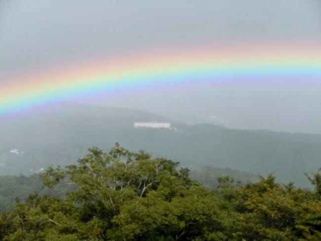 虹と旅行人山荘